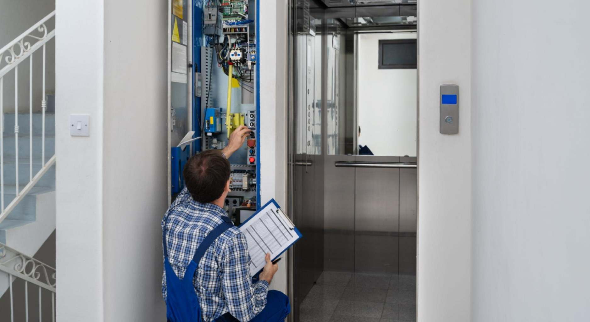 un técnico revisa un ascensor