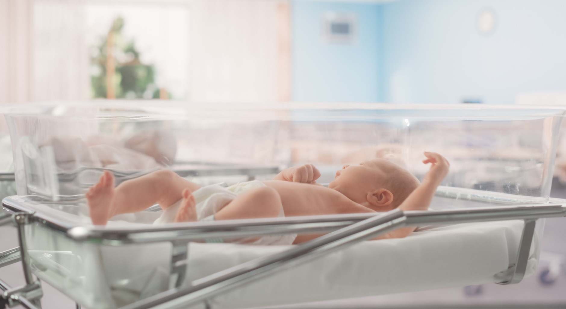 Bebé en una cuna de un hospital