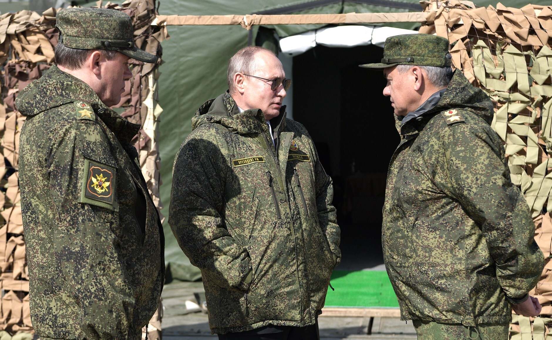 Vladimir Putin, junto a Shoigu (derecha) y Gerasimov (izquierda). Foto: EP.