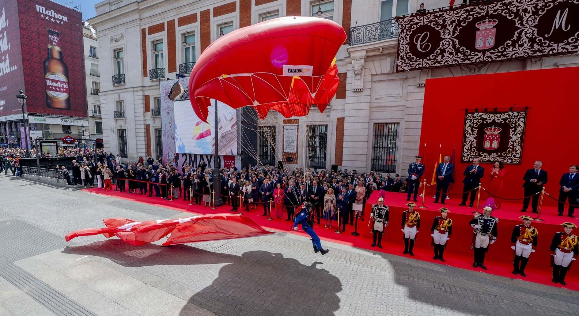 Paracaidista del grupo del Ejército del Aire durante el acto cívico militar con motivo del Día de la Comunidad de Madrid