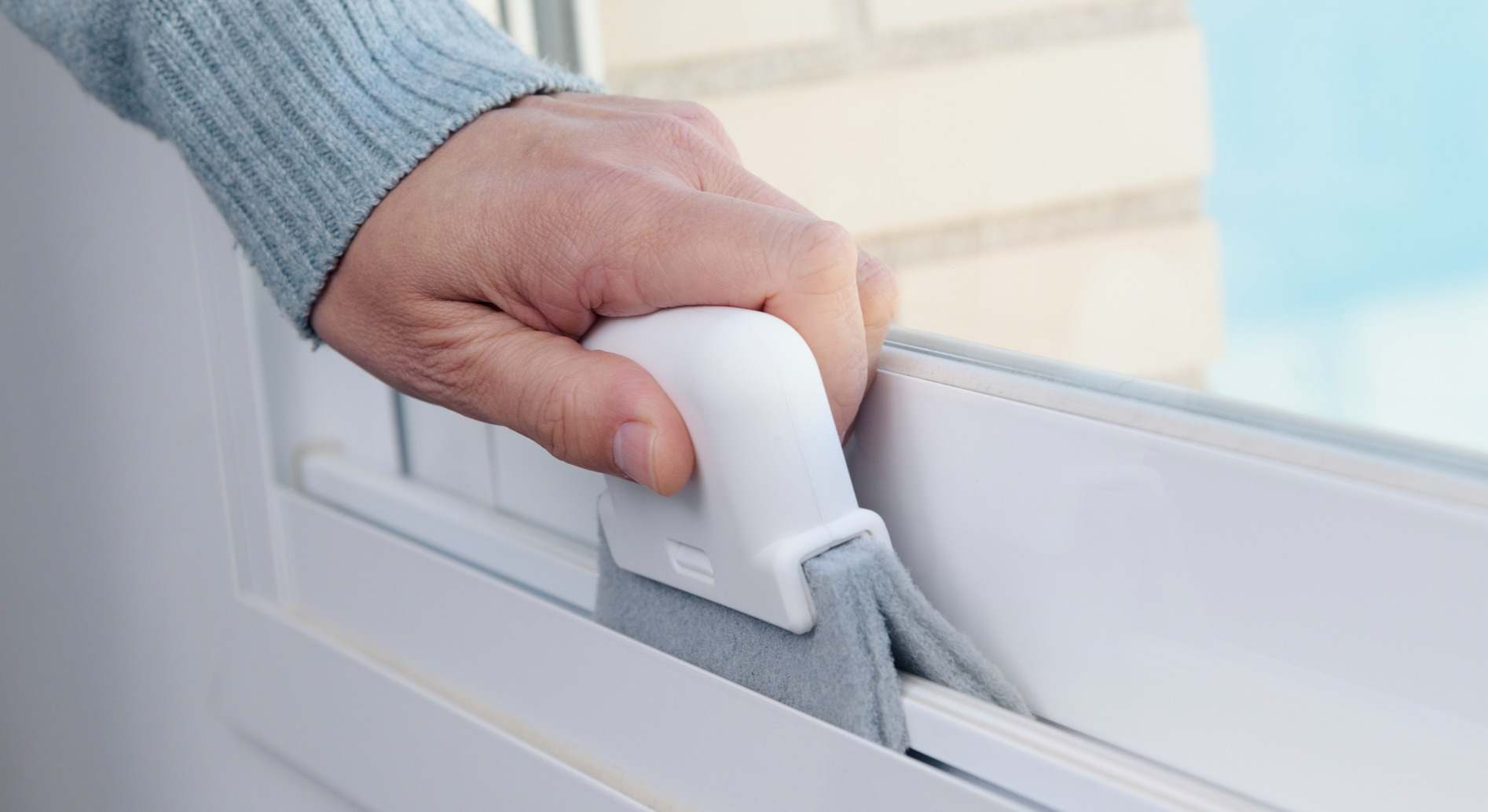 Consumidor limpiando una ventana