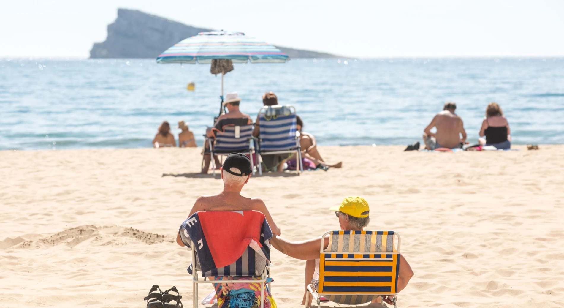 Turistas en la playa de Benidorm.