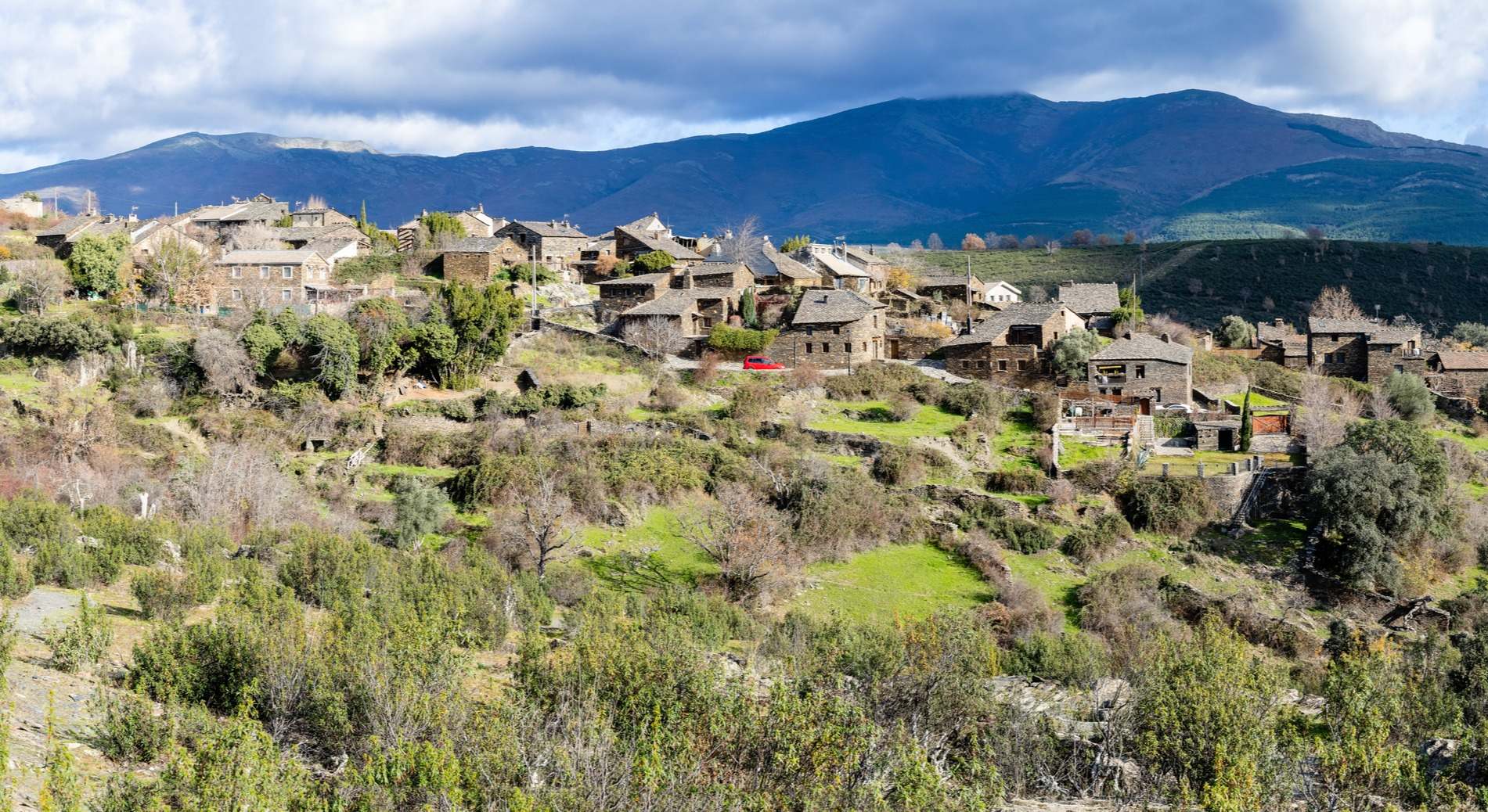 Así es el pueblo con la ruta de 'las pozas de Marte': una escapada de fin de semana cerca de Madrid