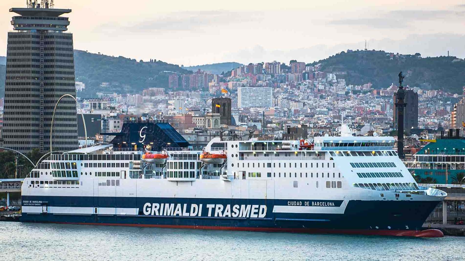 Un barco de Trasmed.