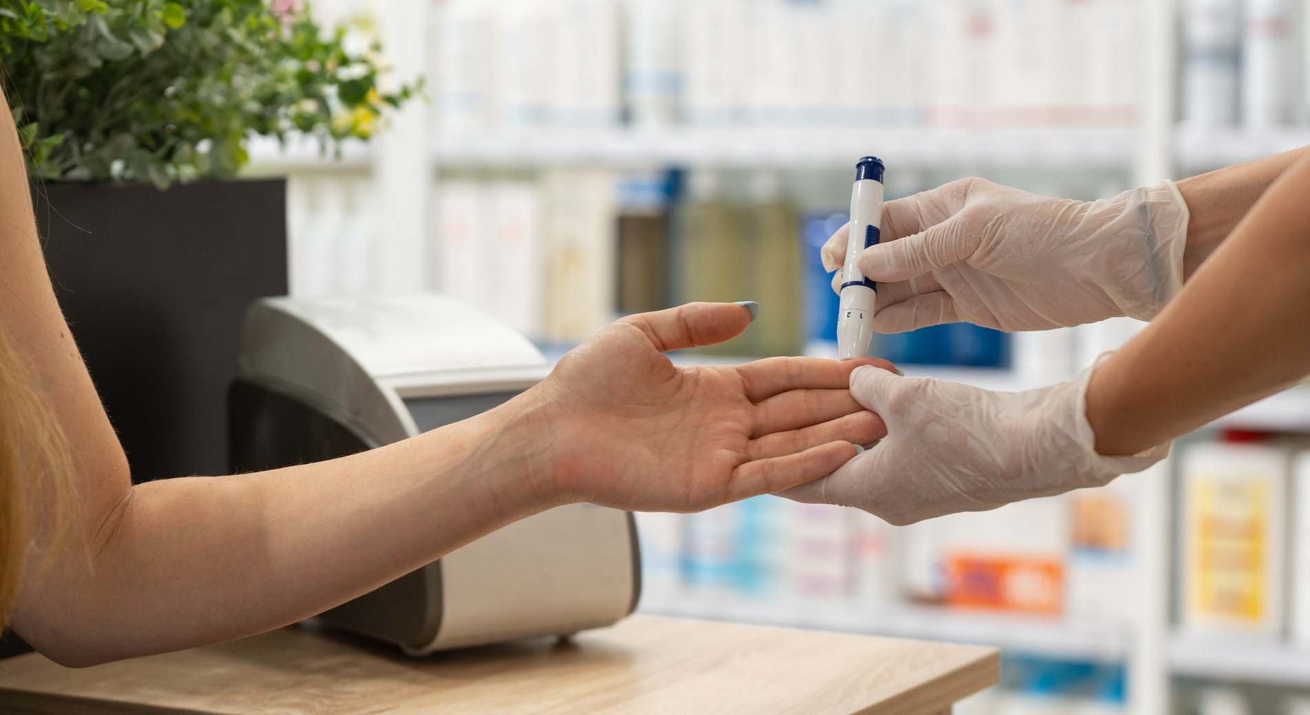 Mujer haciéndose un análisis de sangre en farmacia