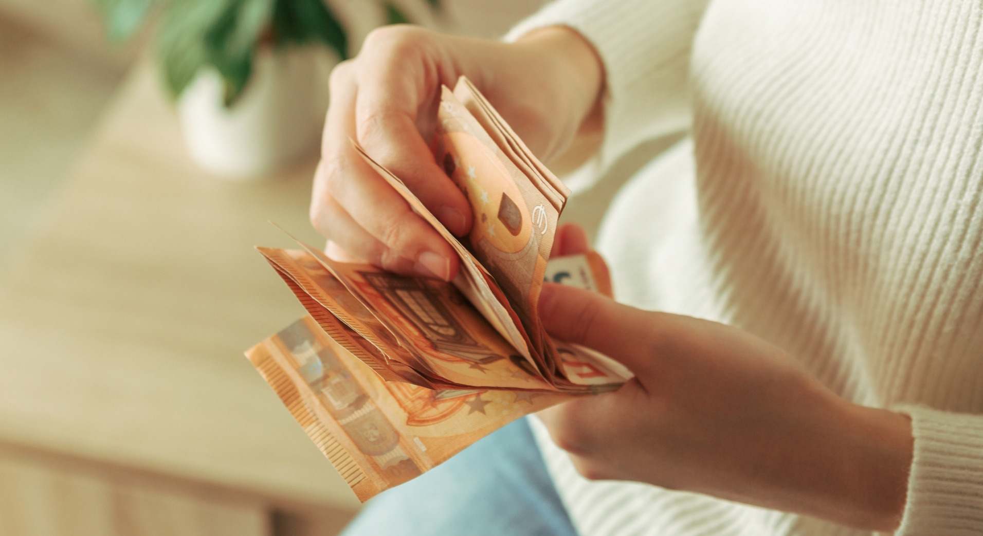 Una mujer contando billetes