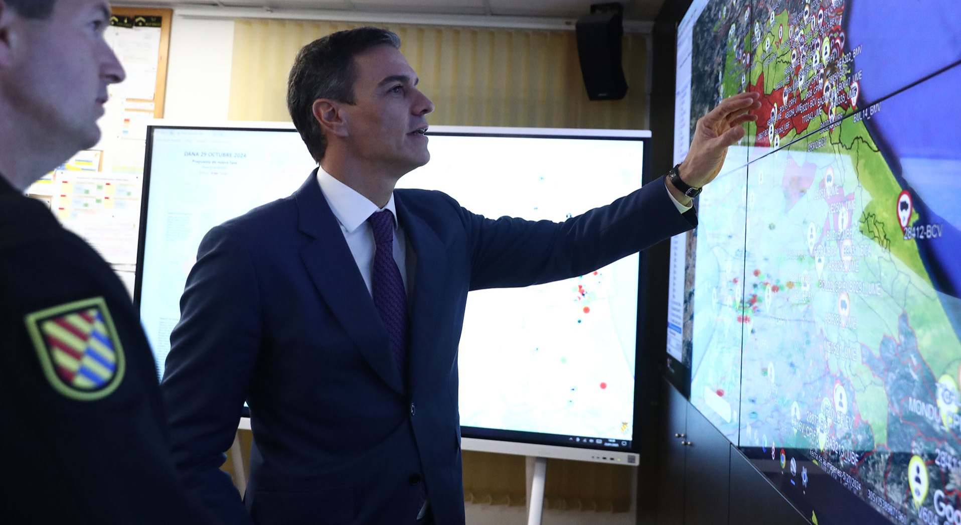 Pedro Sánchez, con un mapa de la zona de la DANA en el cuartel de Bétera (Valencia).