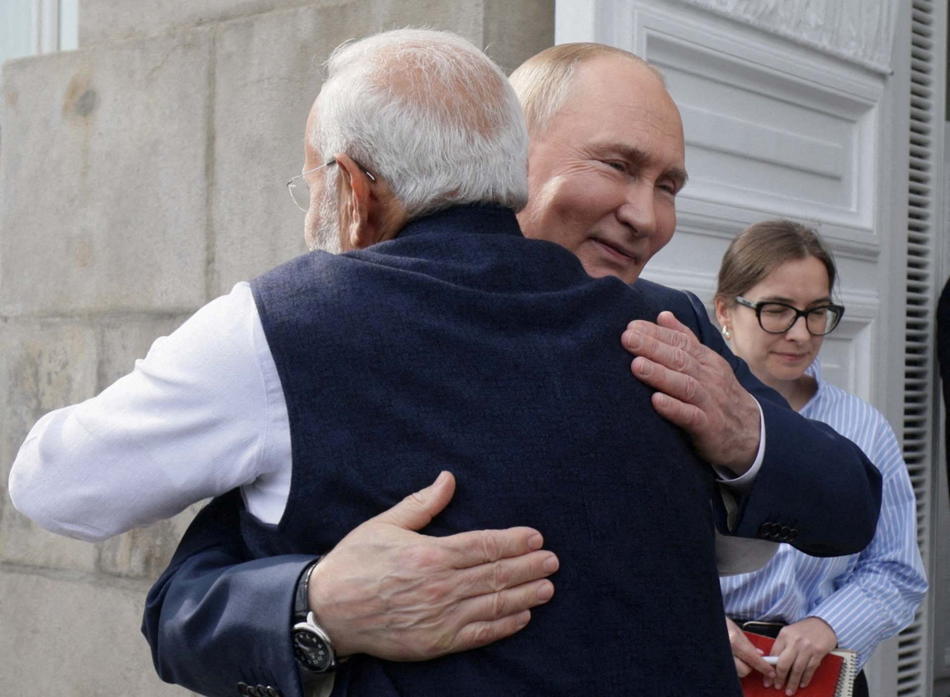 El presidente de Rusia, Vladimir Putin, se despide del primer ministro de la India, Narendra Modi, luego de su reunión en el Kremlin en Moscú.