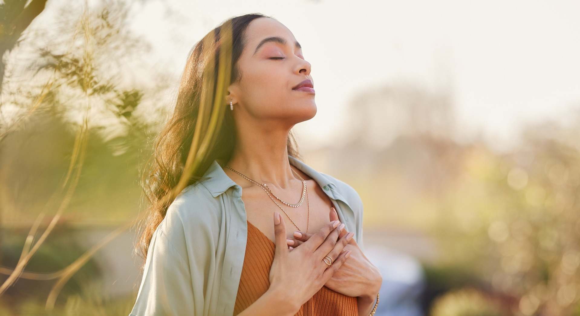Mujer respirando hondo