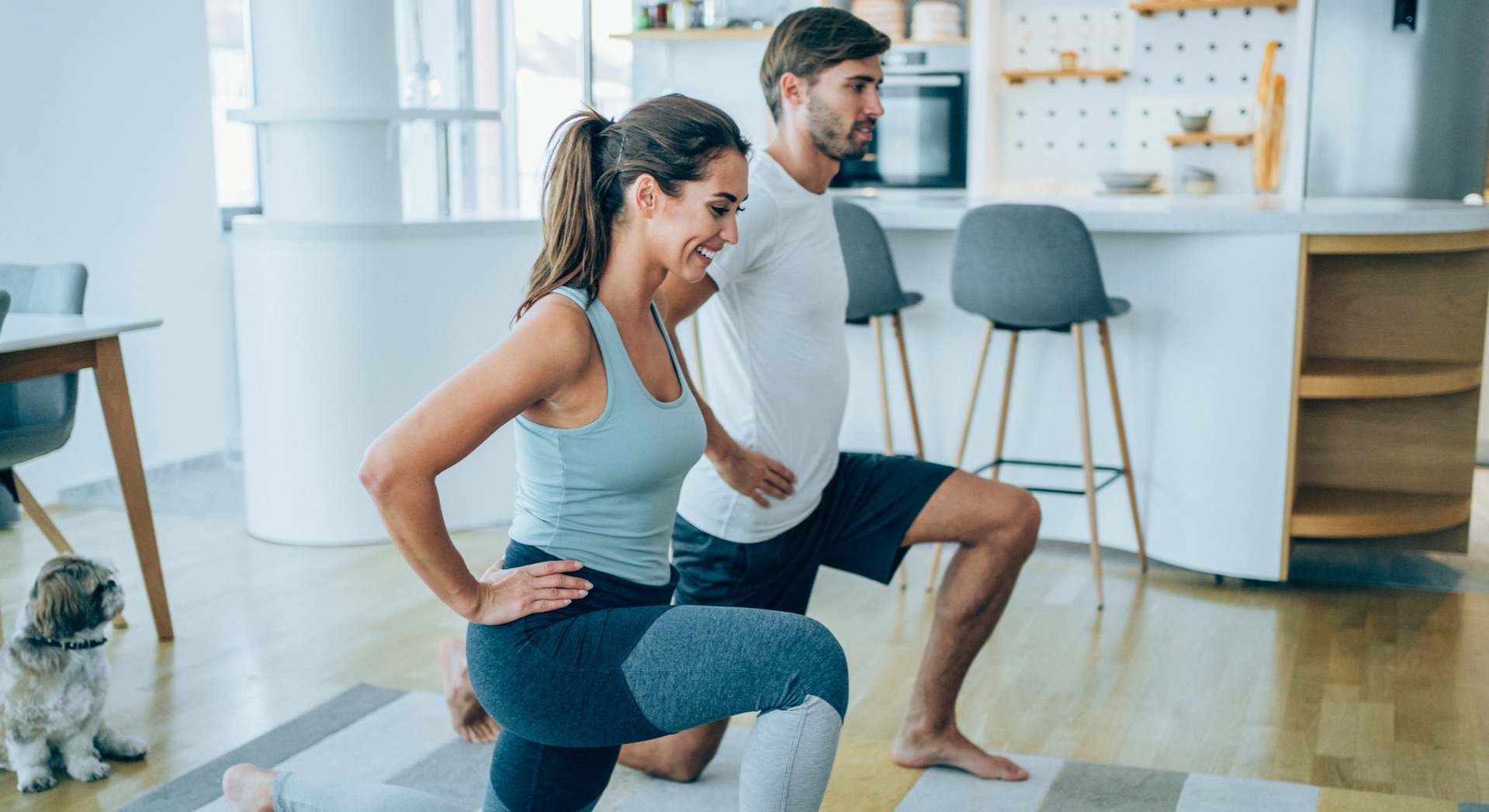Hombre y mujer haciendo ejercicio en casa