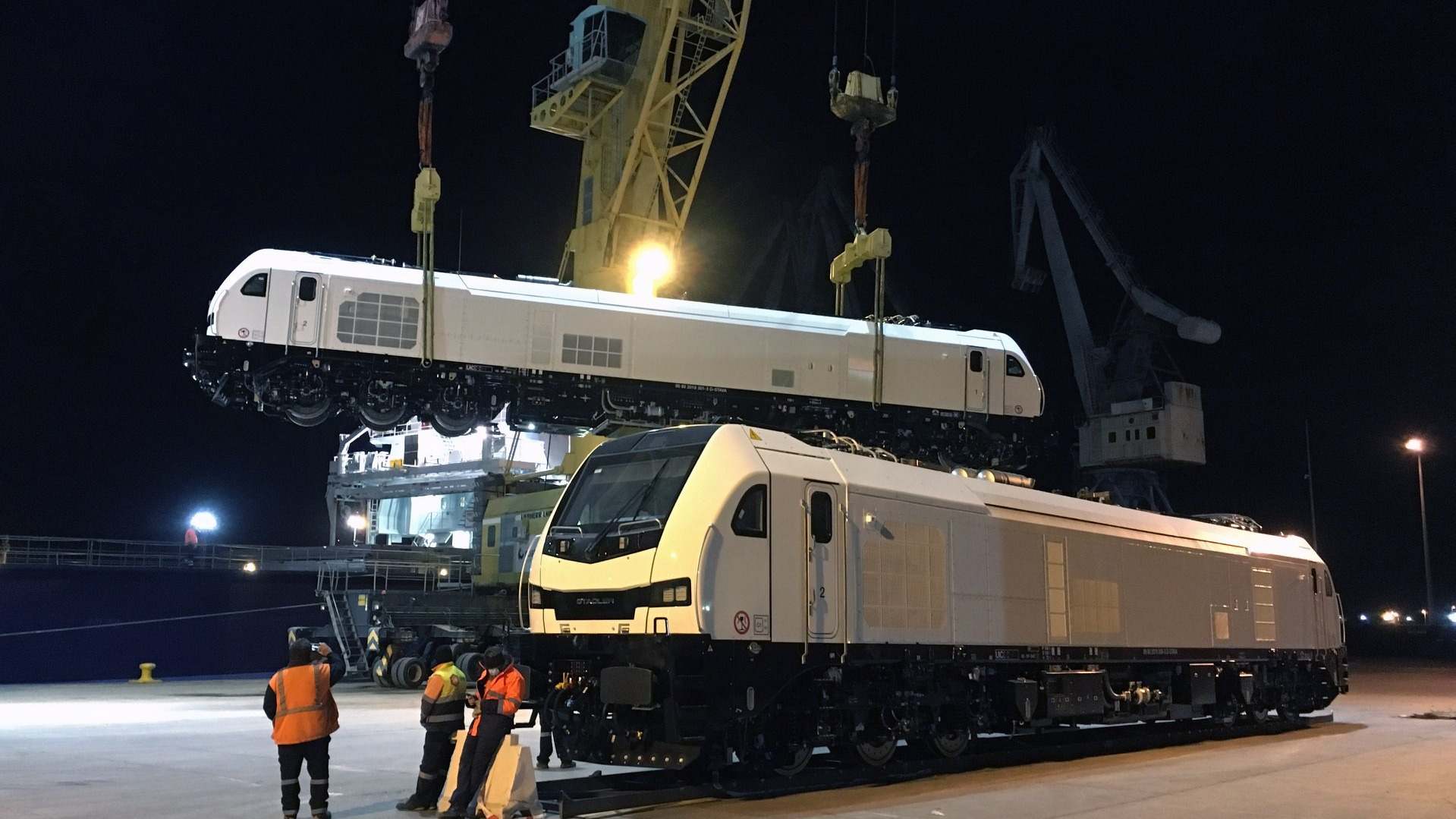 Locomotoras Euro9000 de Stadler en el puerto de Sagunto.