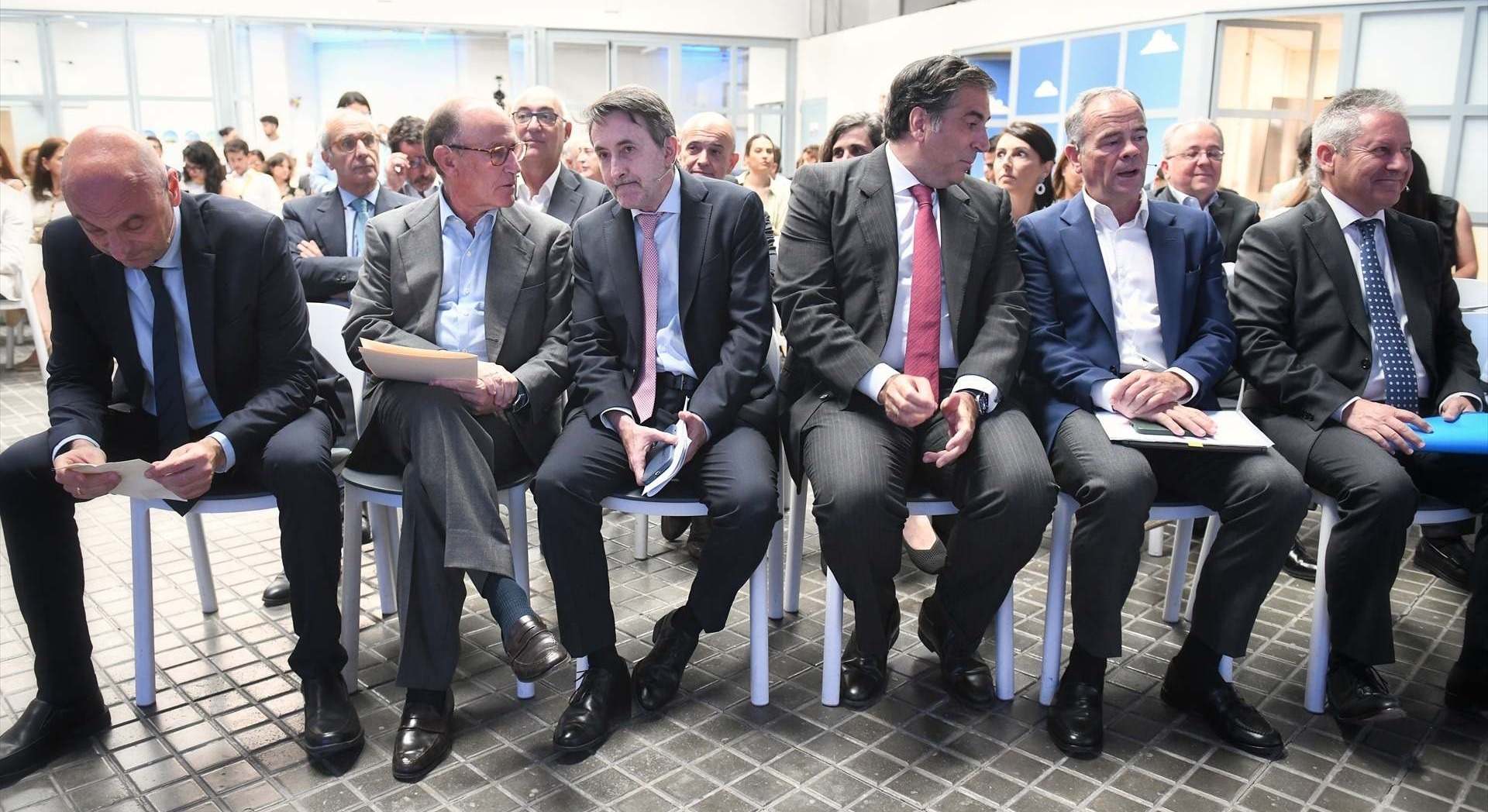 Sergio Atares (Fertinagro), Juan Lladó (Técnicas Reunidas), Josu Jon Imaz (Repsol), Miguel Carsi (Toyota España), Iñigo Mieras (Logista) y Alberto Gutiérrez (Airbus) en la presentación de CRECEMOS. Europa Press