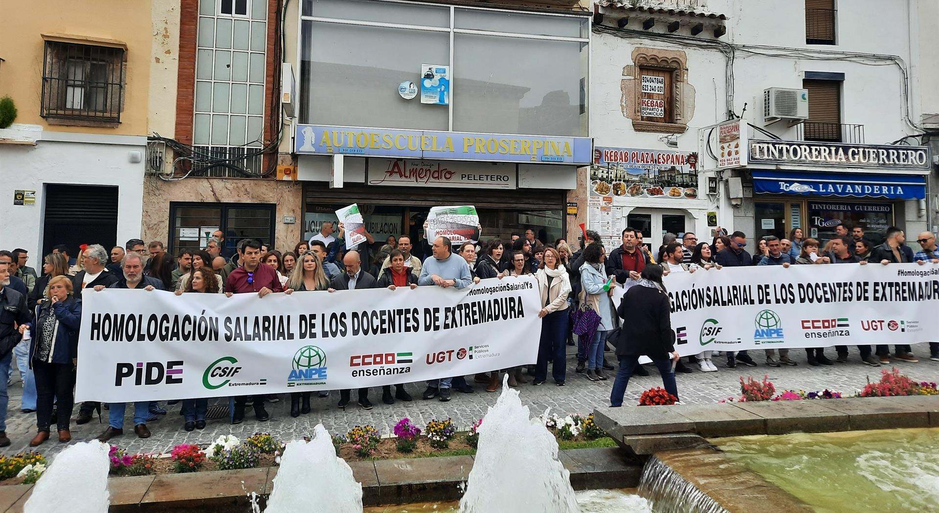 Concentración frente a Presidencia de la Junta de Extremadura para pedir la homologación salarial de los docentes - EUROPA PRESS