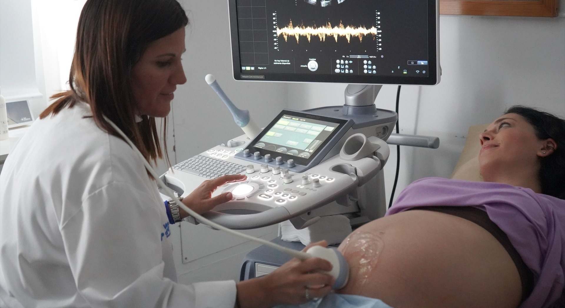 Ecografía a una embarazada en un hospital