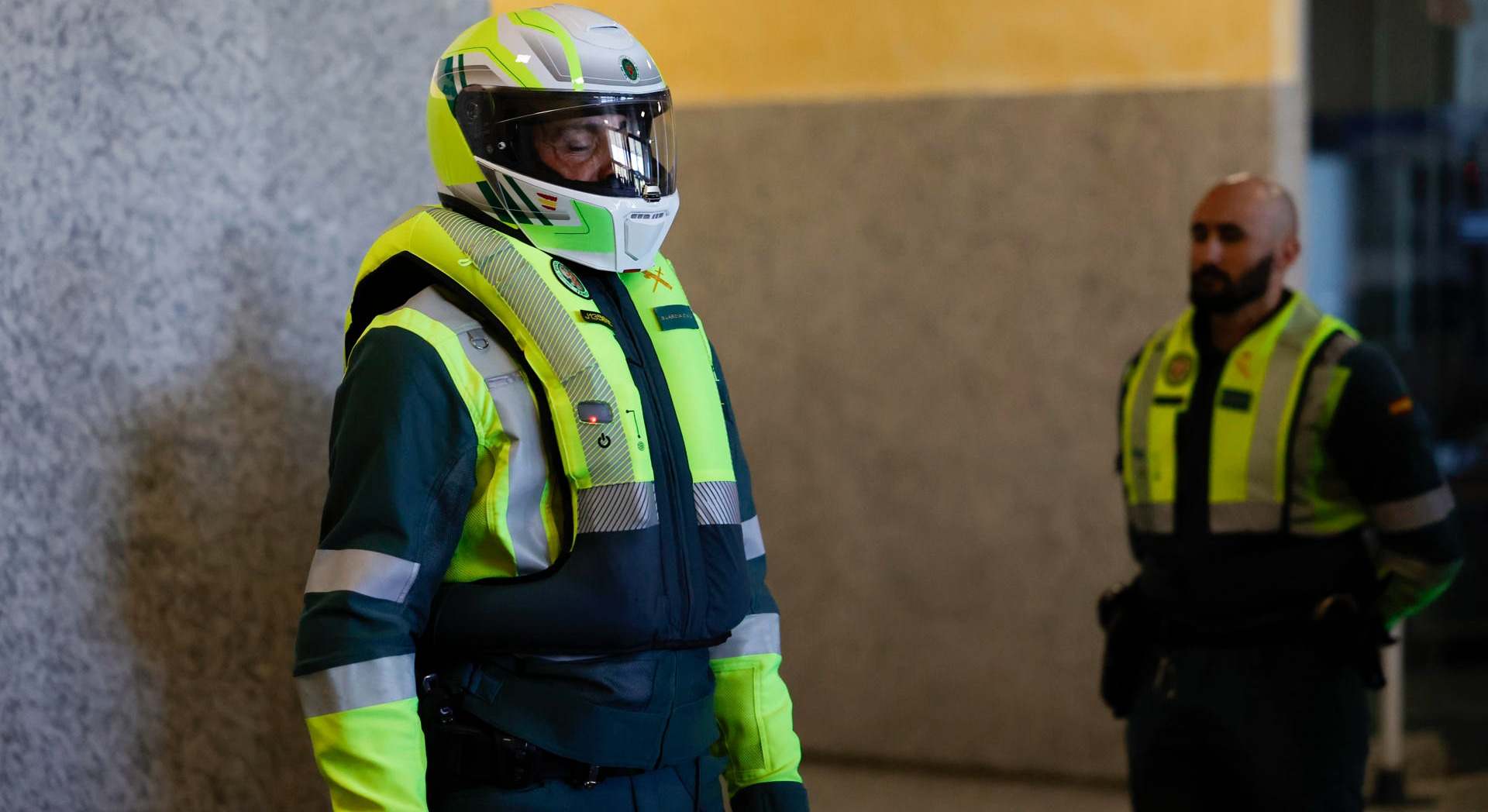 Presentación de los nuevos chalecos airbag con los que patrullarán los motoristas de la Agrupación de Tráfico de la Guardia Civil, este viernes en Madrid. EFE/ Zipi
