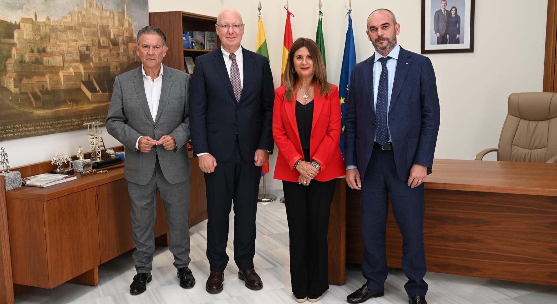 Responsables municipales junto a directivos de la empresa.