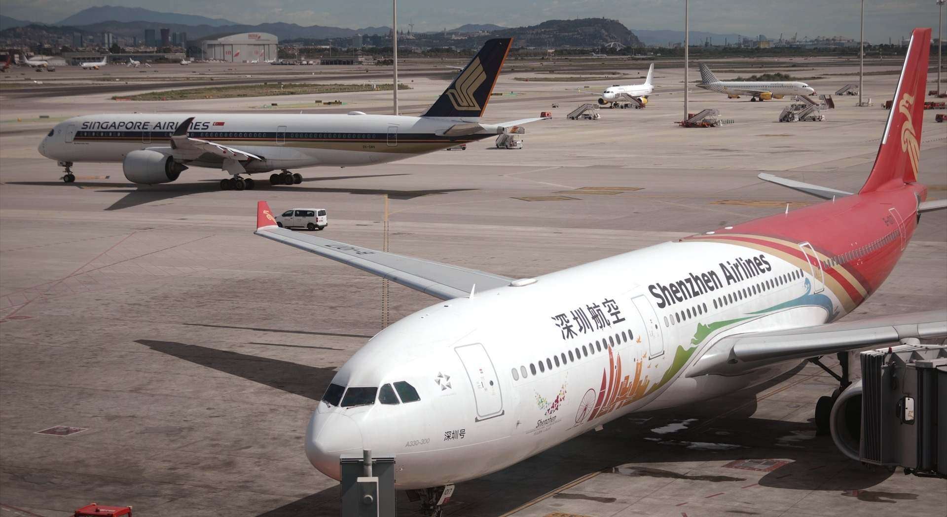 Aviones de aerolíneas asiáticas en el aeropuerto de Barcelona-El Prat./ Foto: Europa Press