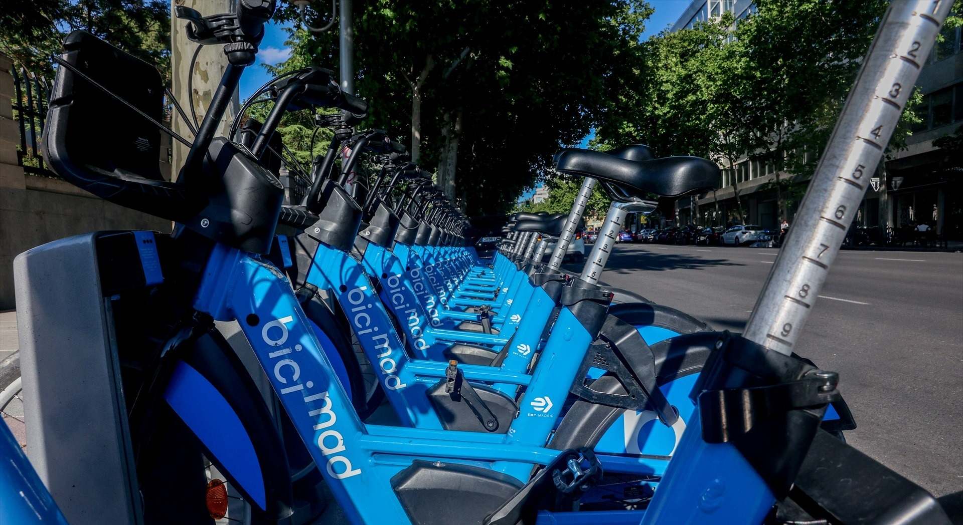 Varias bicicletas de bicimad aparcadas en Madrid