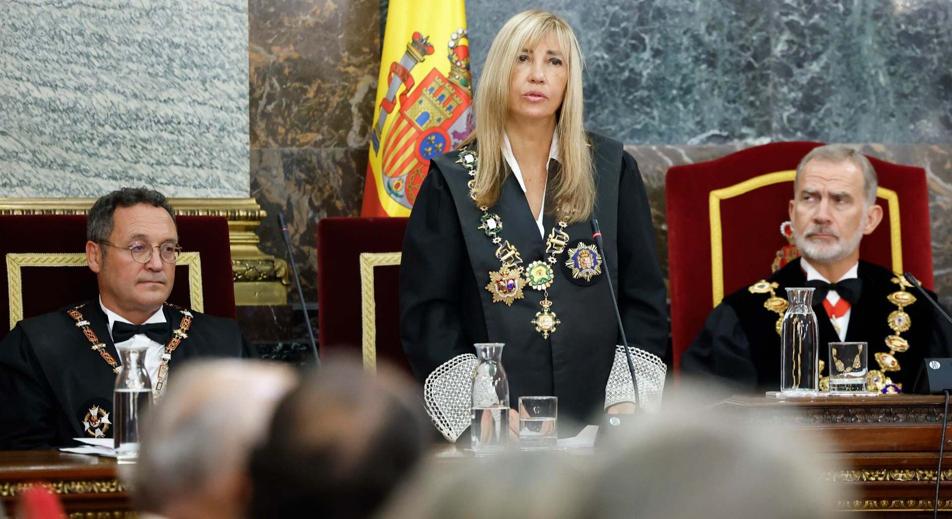 De i. a d.: El fiscal general del Estado, Álvaro García Ortiz; la presidenta del CGPJ y del TS, Isabel Perelló; y el Rey Felipe VI. 