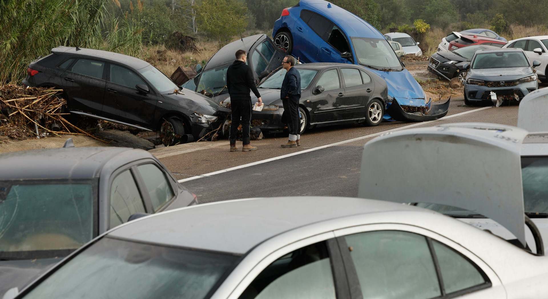 Coches dañados por las intensas lluvias de la DANA en Picaña, Valencia