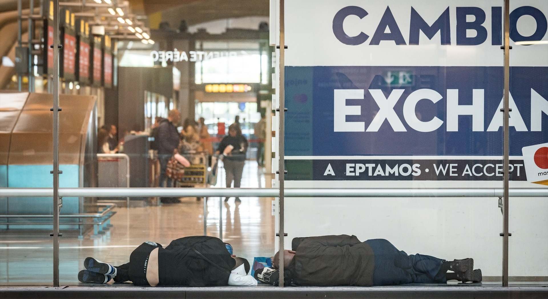 Dos personas duermen en la T4 del Aeropuerto Adolfo Suárez-Madrid Barajas