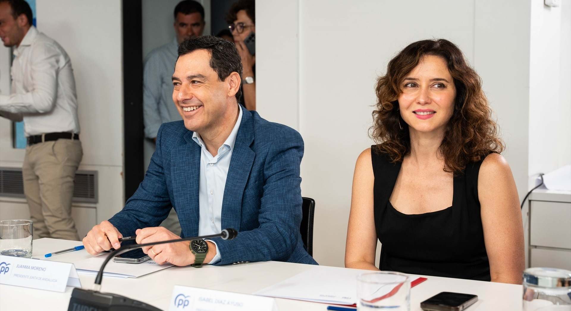 El presidente andaluz, Juanma Moreno, junto a la madrileña, Isabel Díaz Ayuso