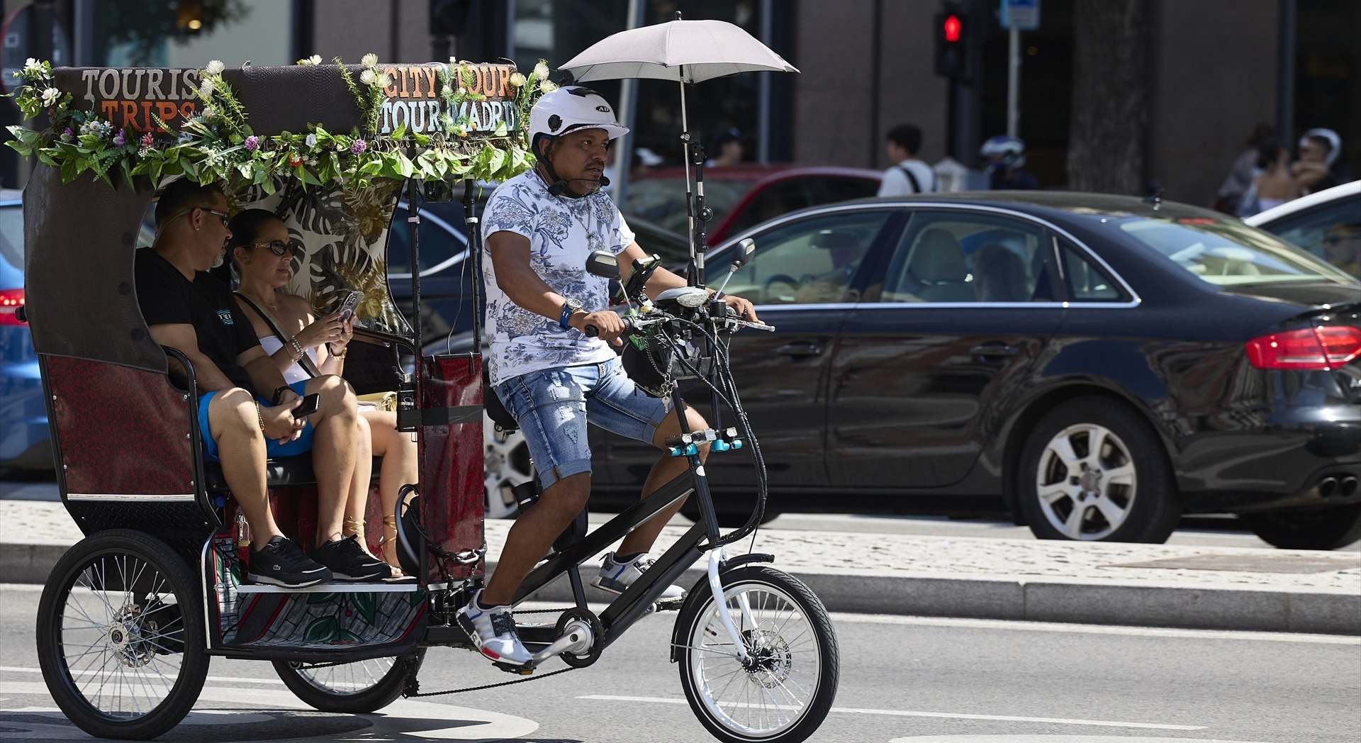Turistas en un tuk tuk en Madrid
