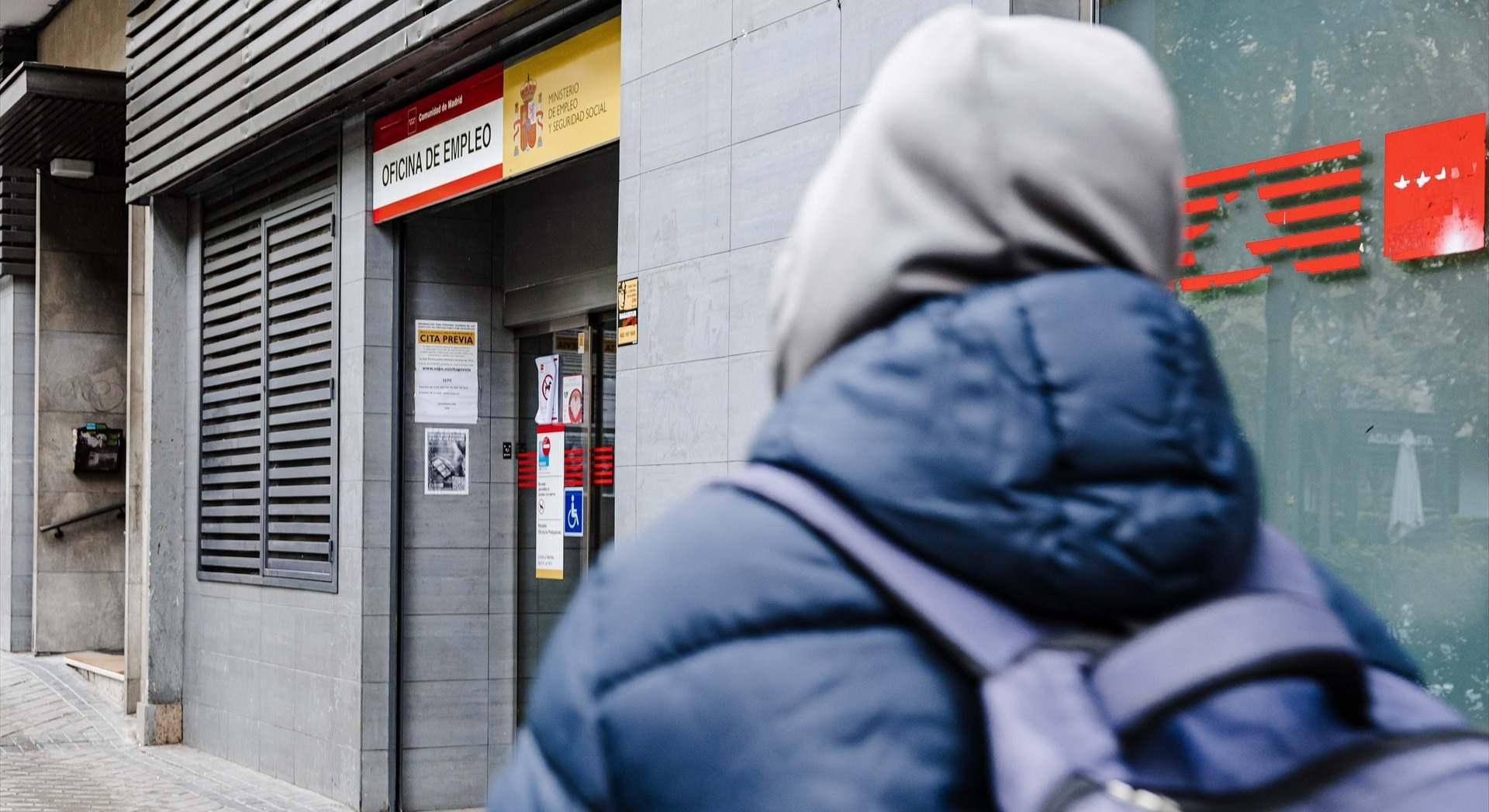 Una persona acude a una oficina de empleo | EP