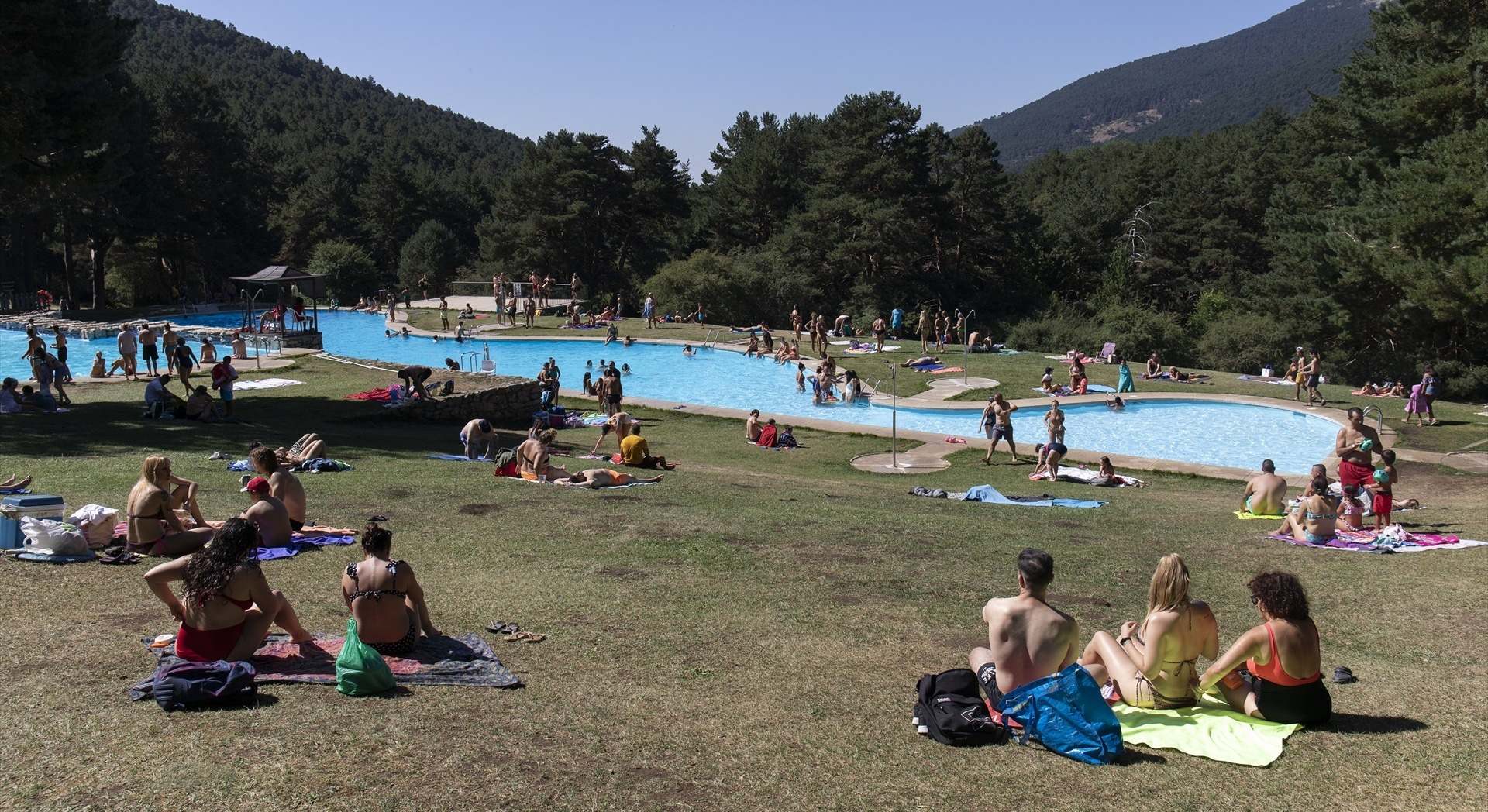 Varias personas disfrutan de un día de ocio en las piscinas de Las Berceas