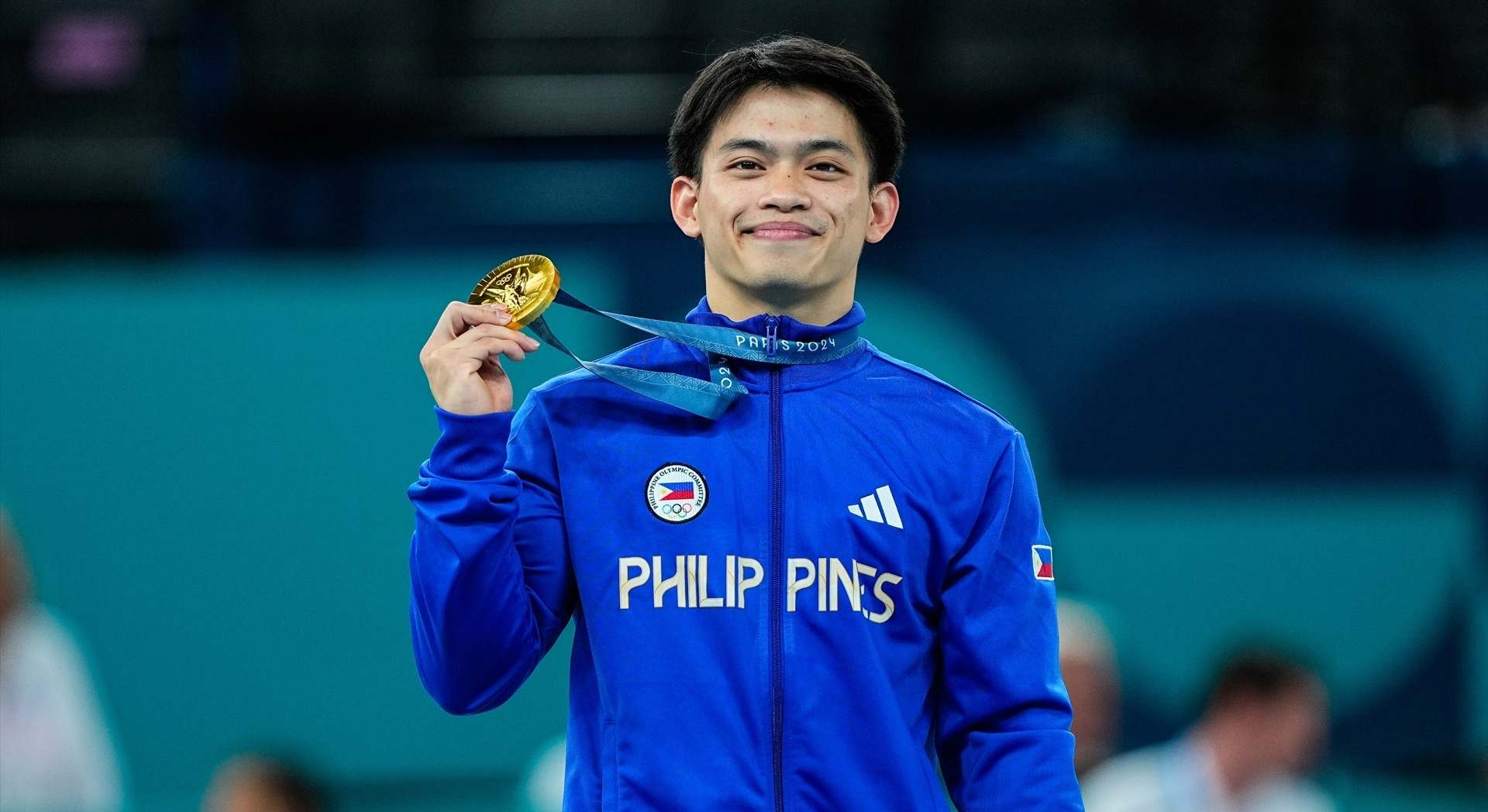 El gimnasta Carlos Yulo mostrando su medalla de oro en los Juegos Olímpicos de París 2024
