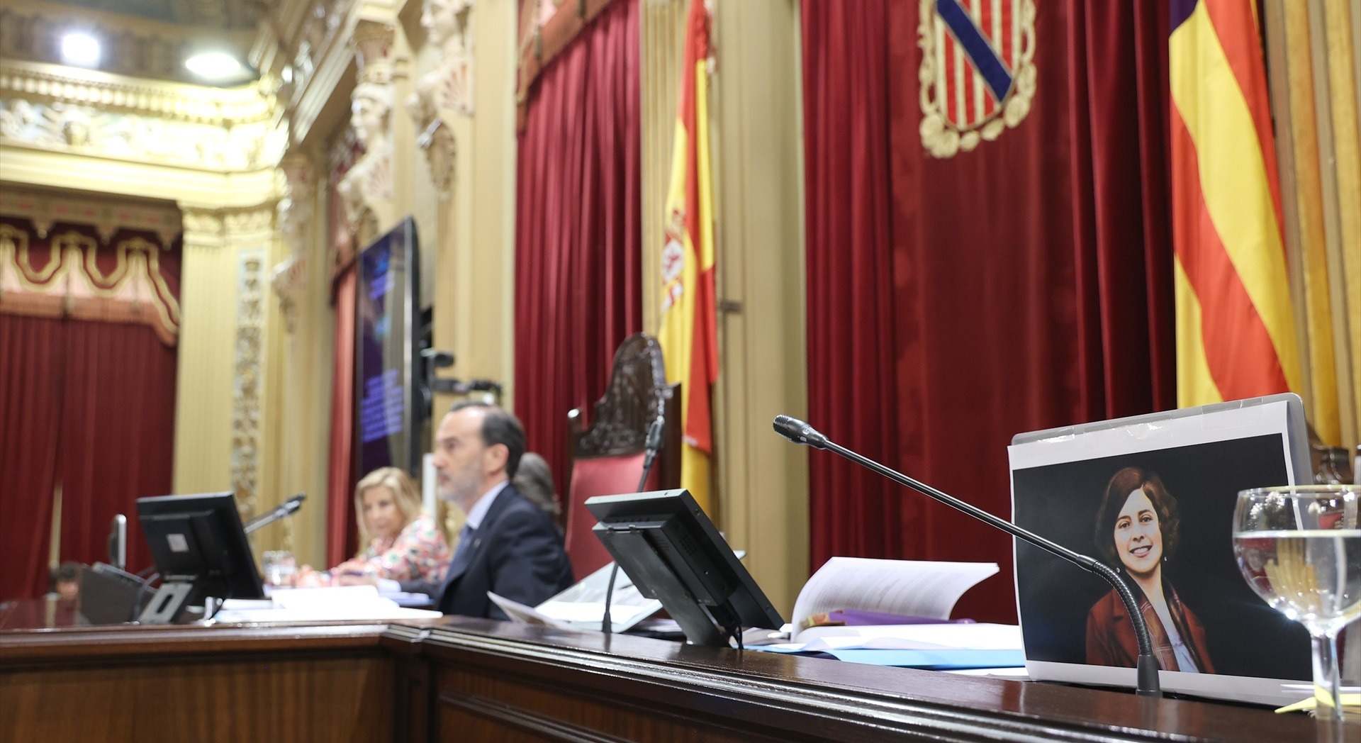 El presidente del Parlament, Gabriel Le Senne, junto a la fotografía de Aurora Picornell