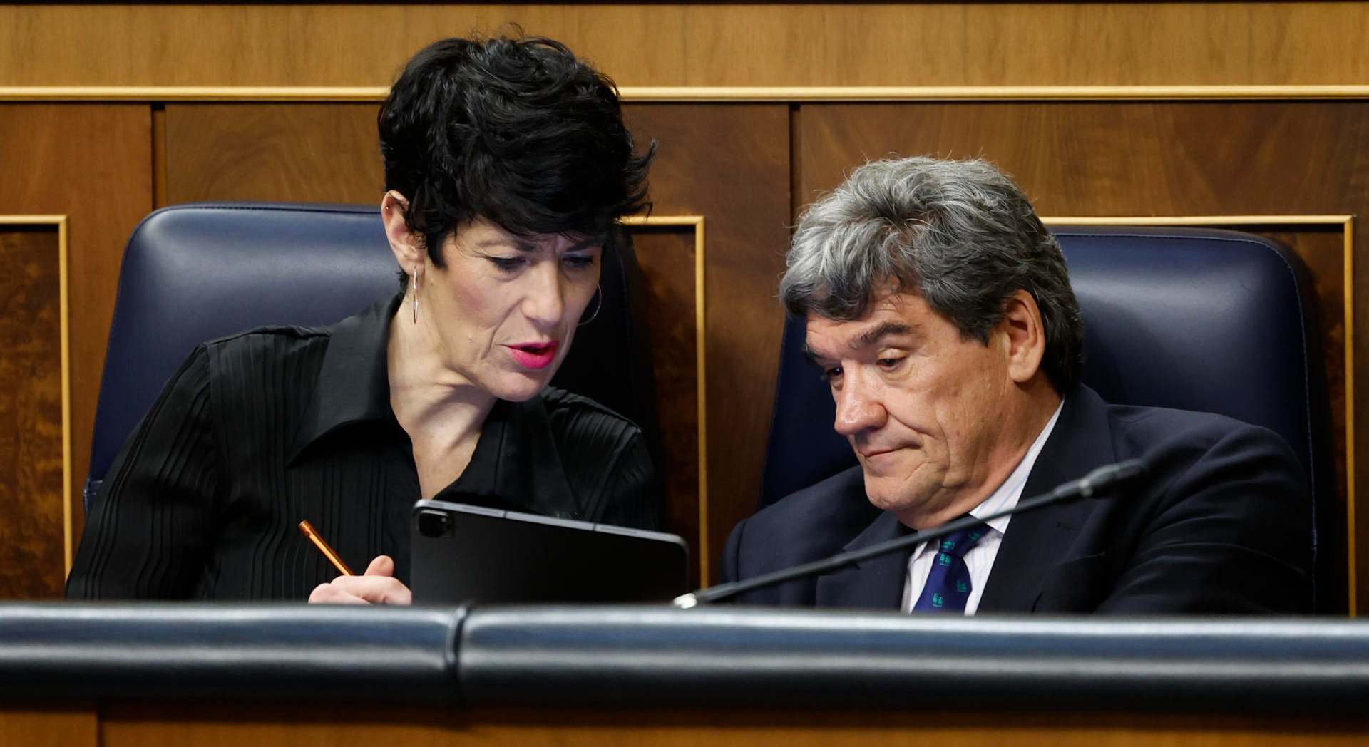 Los ministros, Elma Saiz y José Luis Escrivá | EFE