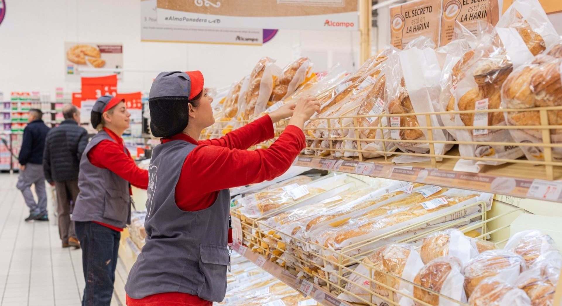 Trabajadoras de Alcampo en Vigo donde Galicia es la comunidad más barata para ir al super.