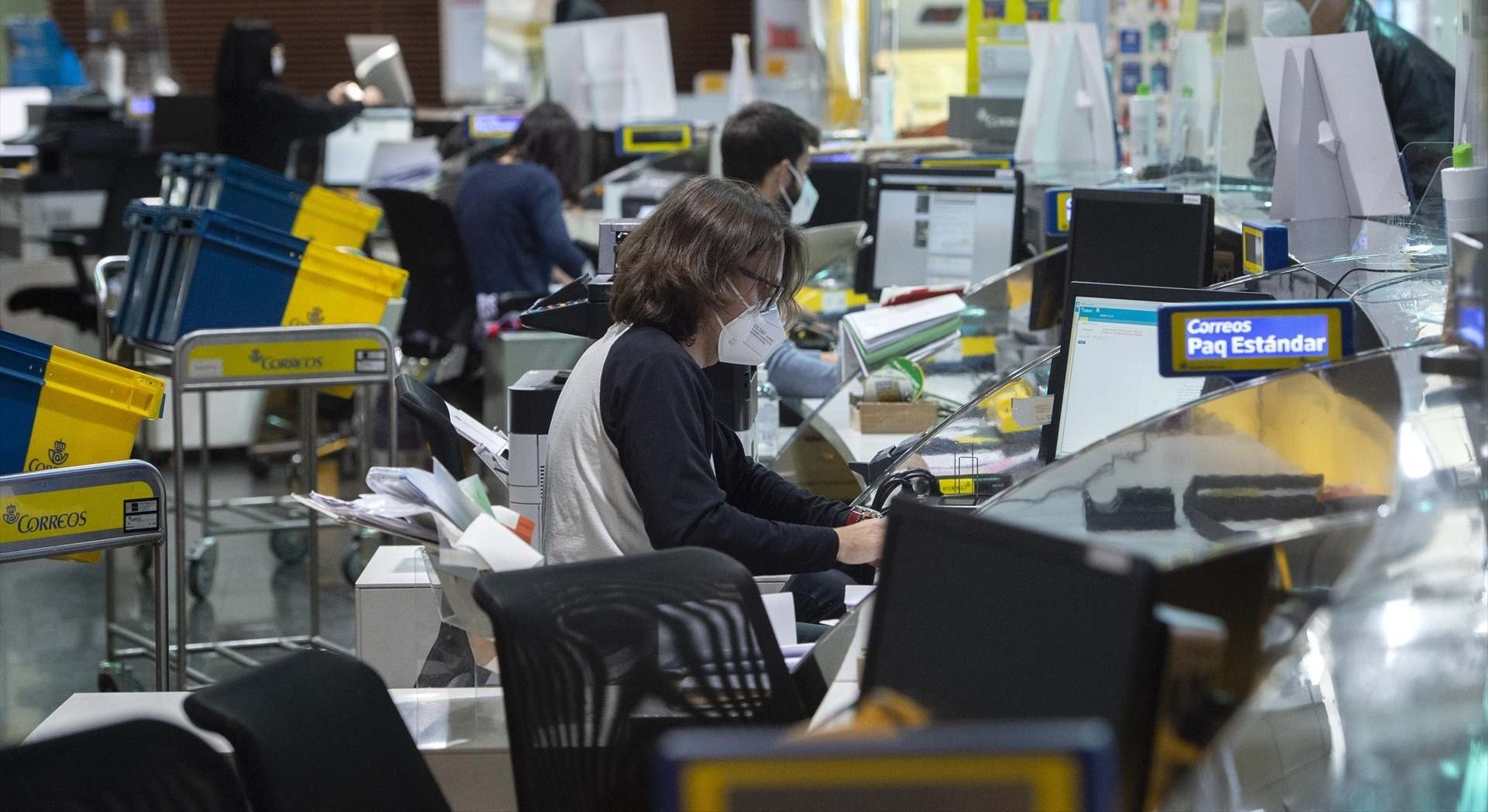 Empleados en una oficina de Correos. / Europa Press