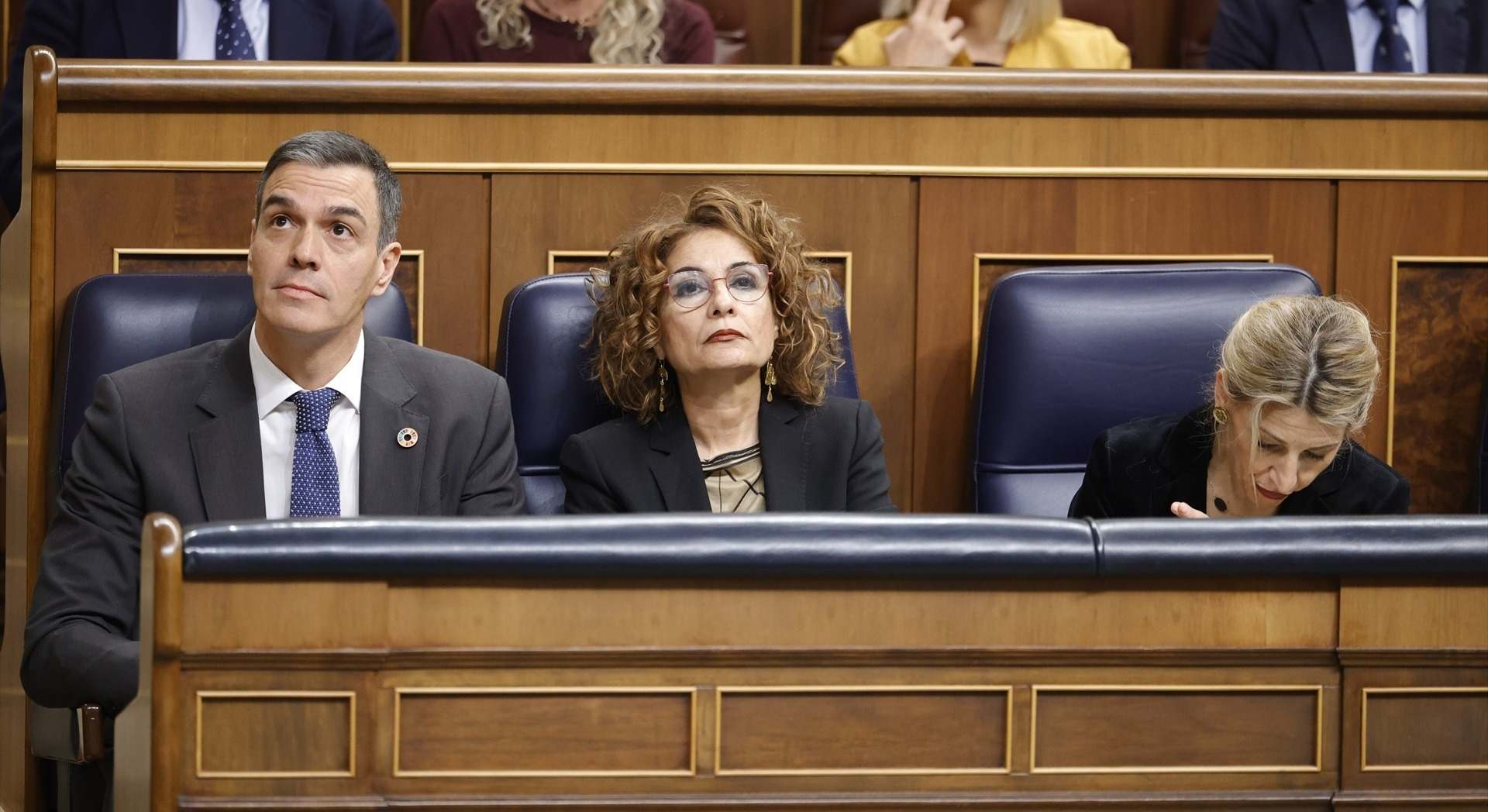 La vicepresidenta primera, María Jesús Montero, rodeada por el presidente, Pedro Sánchez y la vicepresidenta segunda, Yolanda Díaz | EP
