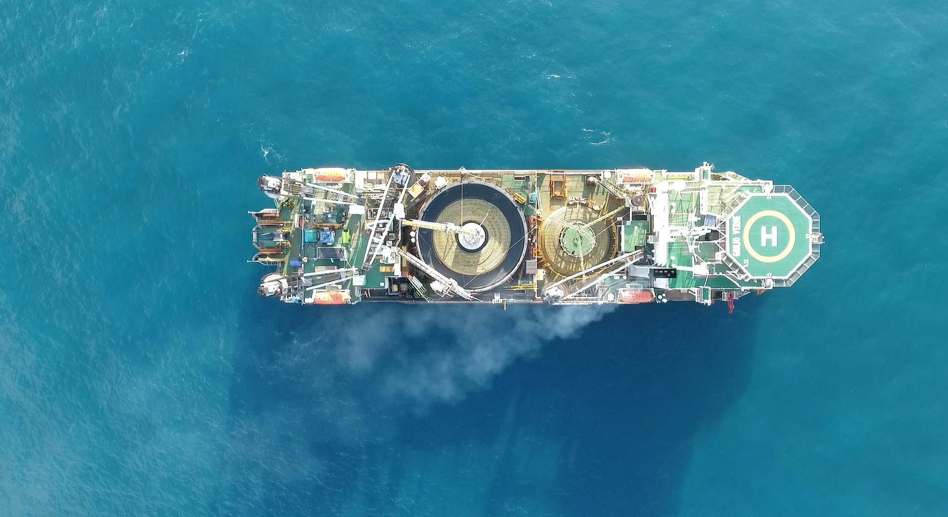 Imagen aérea del buque cablero Giulio Verne, de la empresa Prysmian. / REE
