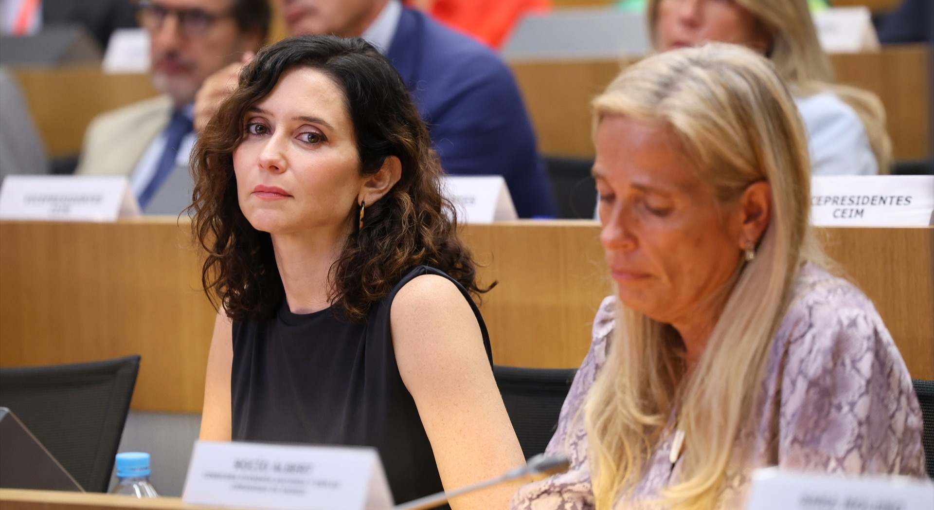 La presidenta de la Comunidad de Madrid, Isabel Díaz Ayuso, y la Consejera de Economía, Hacienda y Empleo, Rocío Albert López-Ibor