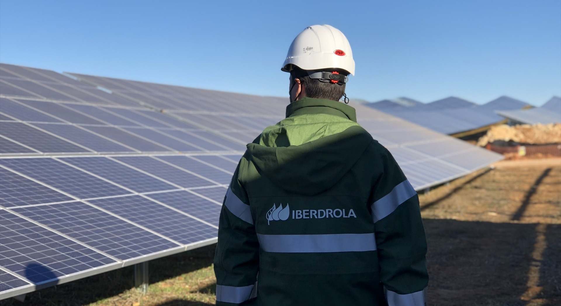 Un operario de Iberdrola frente a una planta fotovoltaica. EUROPA PRESS