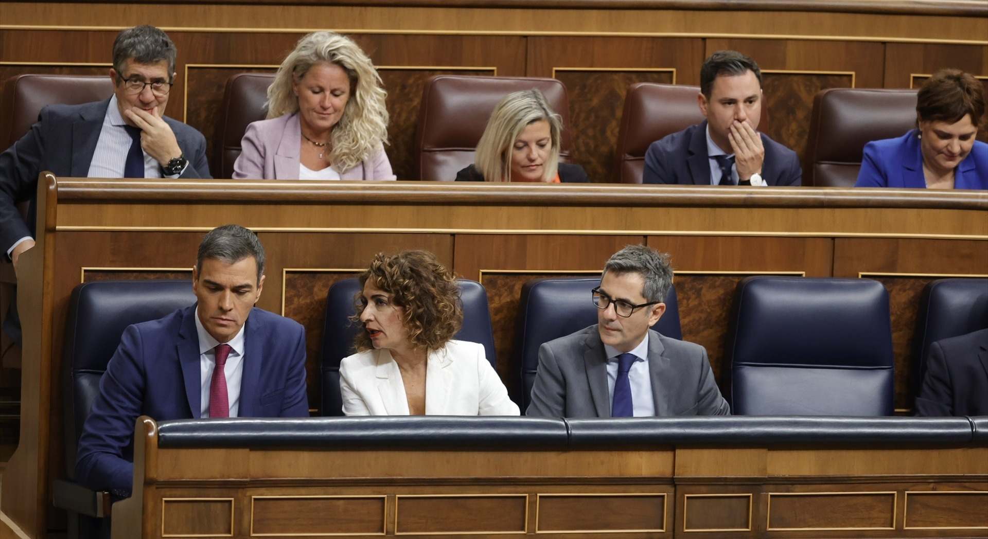 El presidente del Gobierno, Pedro Sánchez, junto a la vicepresidenta primera, María Jesús Montero, en el Congreso | EP