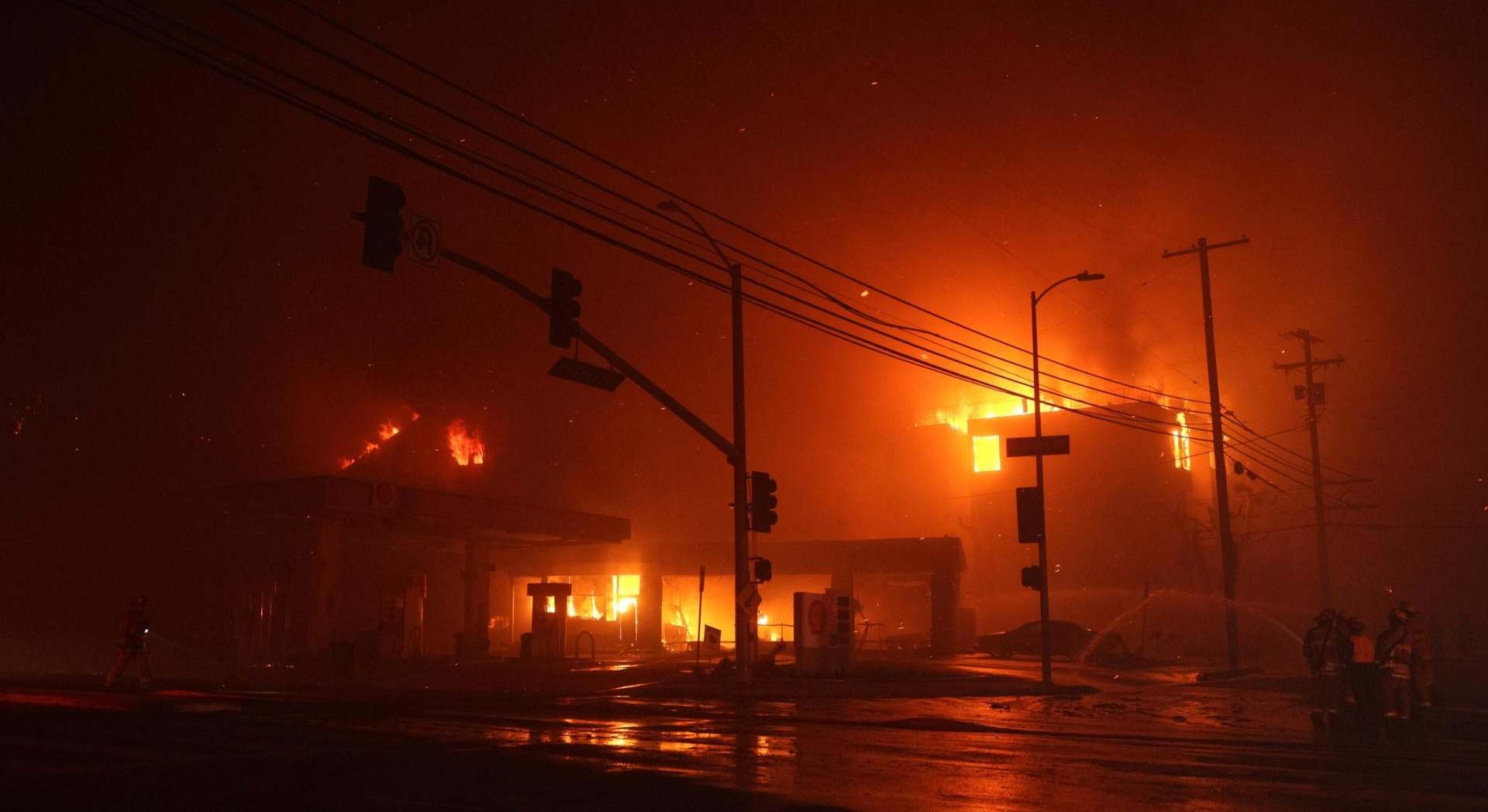 Incendio declarado en Los Ángeles. Foto: EFE/Allison Dinner.