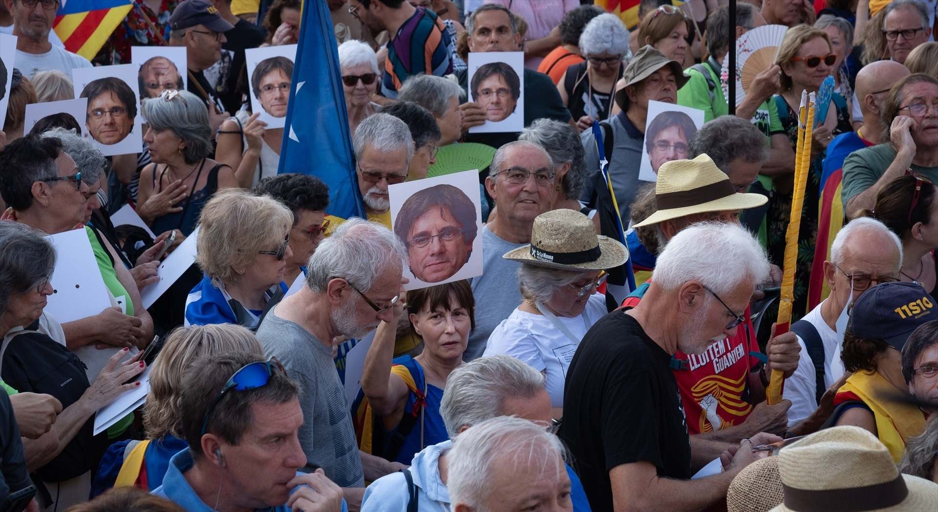 Simpatizantes de Junts sostienen carteles con la cara de Carles Puigdemont | EP