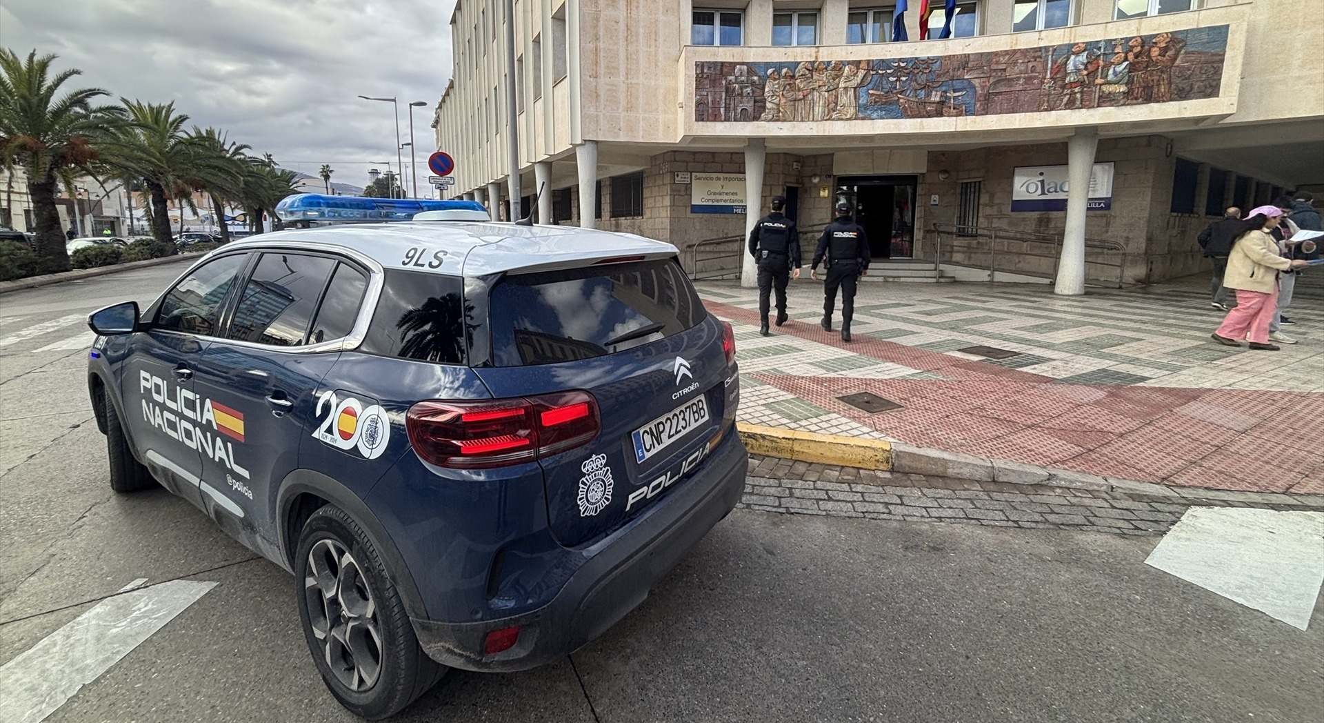 Vehículo y agentes de la Policía Nacional. / Foto: EP