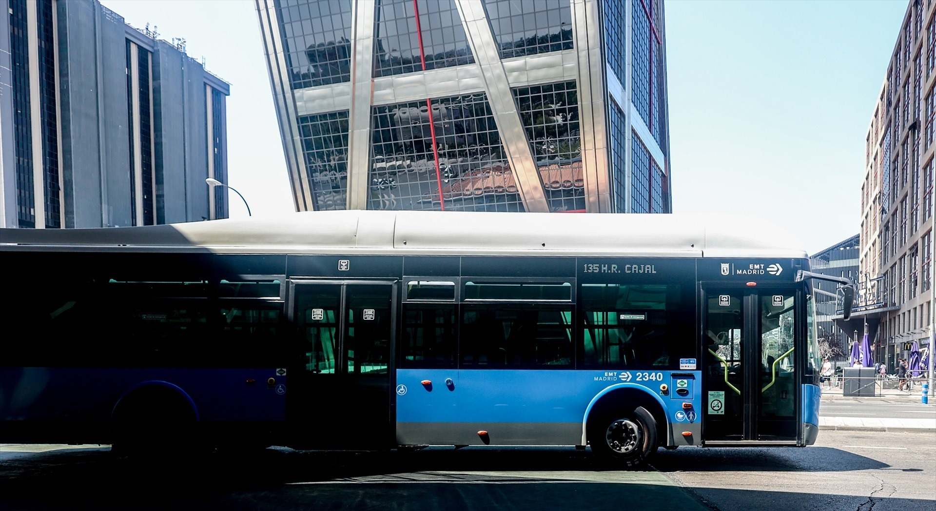 Un autobús de la línea 135, en el intercambiador de Plaza de Castilla