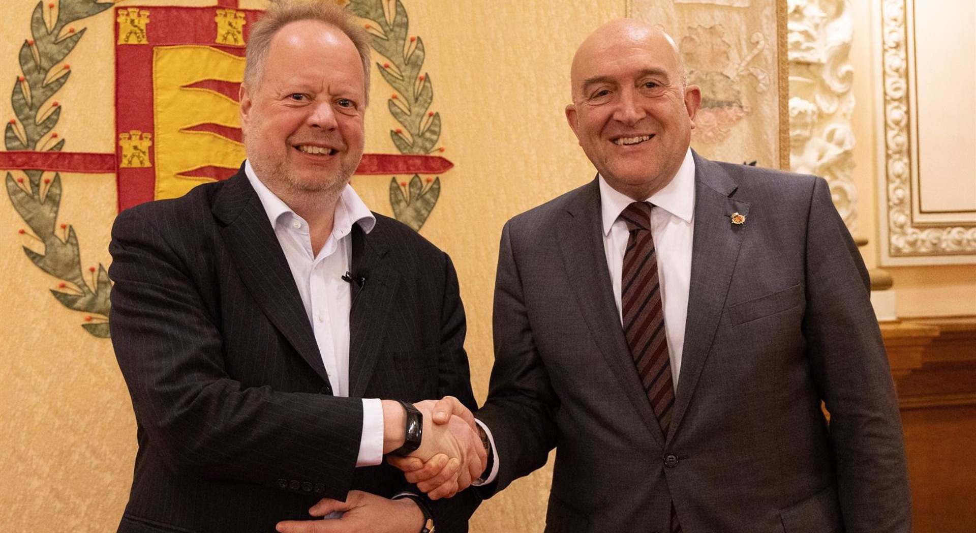 Jesús Julio Carnero con el presidente de Inobat, Andy Palmer