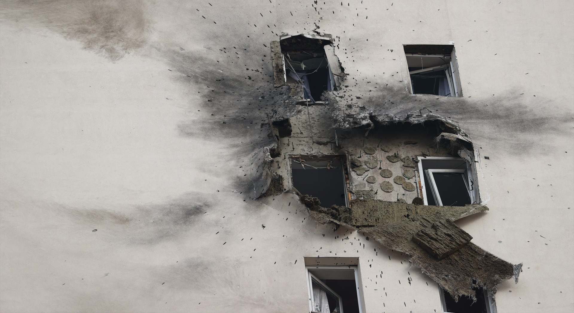 Esta foto tomada el 11 de marzo de 2025 muestra un edificio residencial dañado en Sapronovo, región de Moscú, Rusia. Los sistemas de defensa aérea de Rusia derribaron 337 drones ucranianos durante la noche, anunció el martes el Ministerio de Defensa ruso