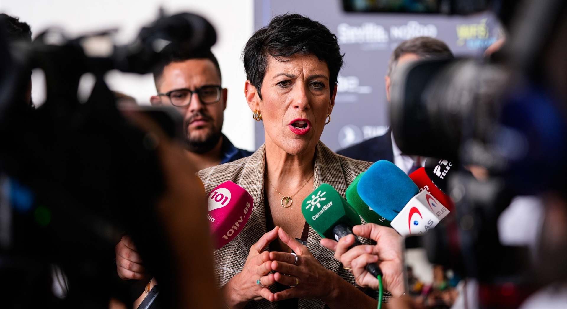 La ministra de Inclusión, Seguridad Social y Migraciones, Elma Saiz, atiende a los medios de comunicación | EP