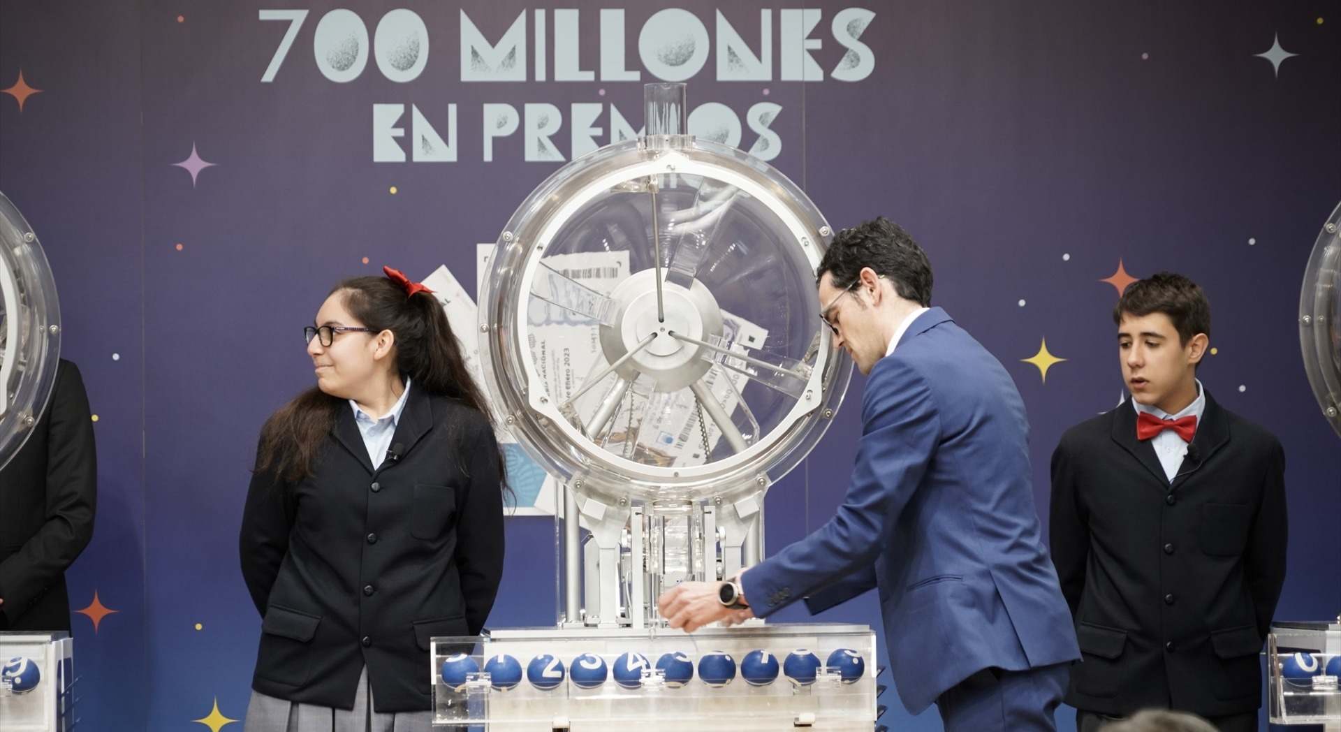 Preparación de los bombos y las bolas antes de la celebración del Sorteo Extraordinario del Niño | EP