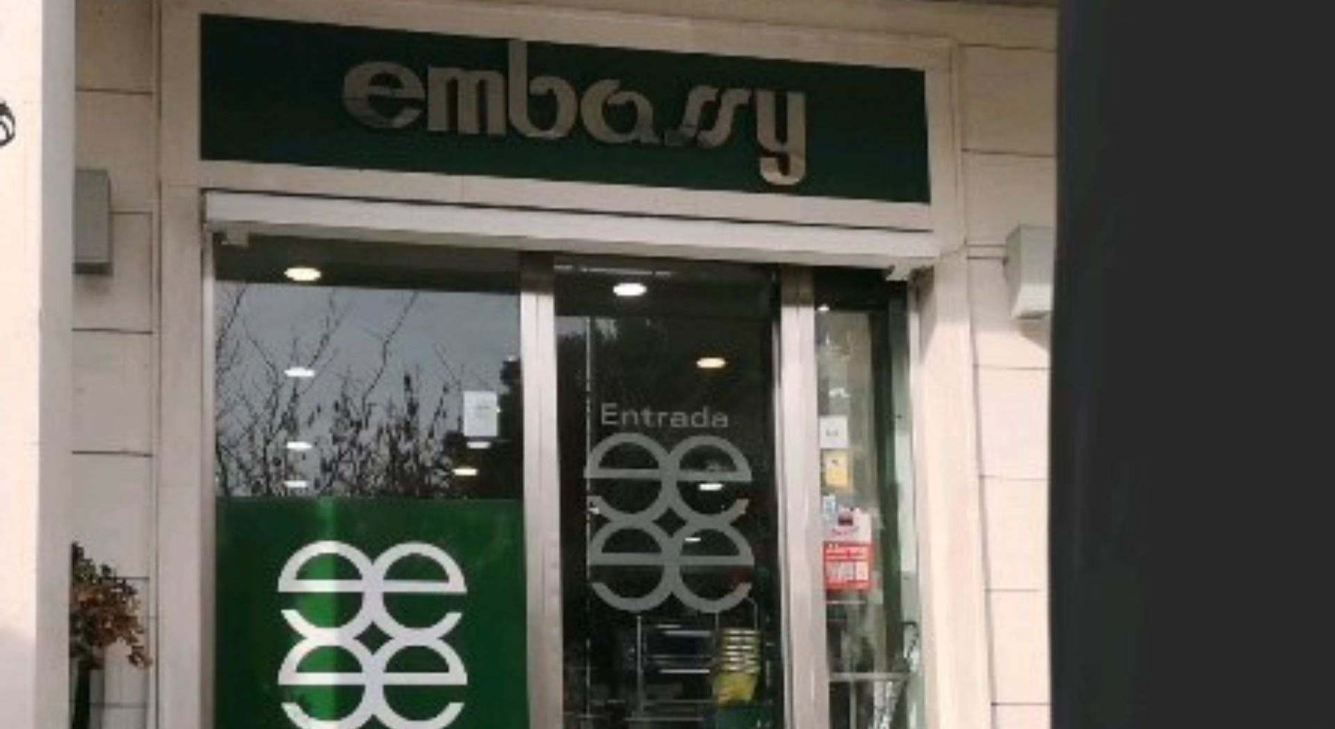 Exterior de un establecimiento de pastelerías Embassy