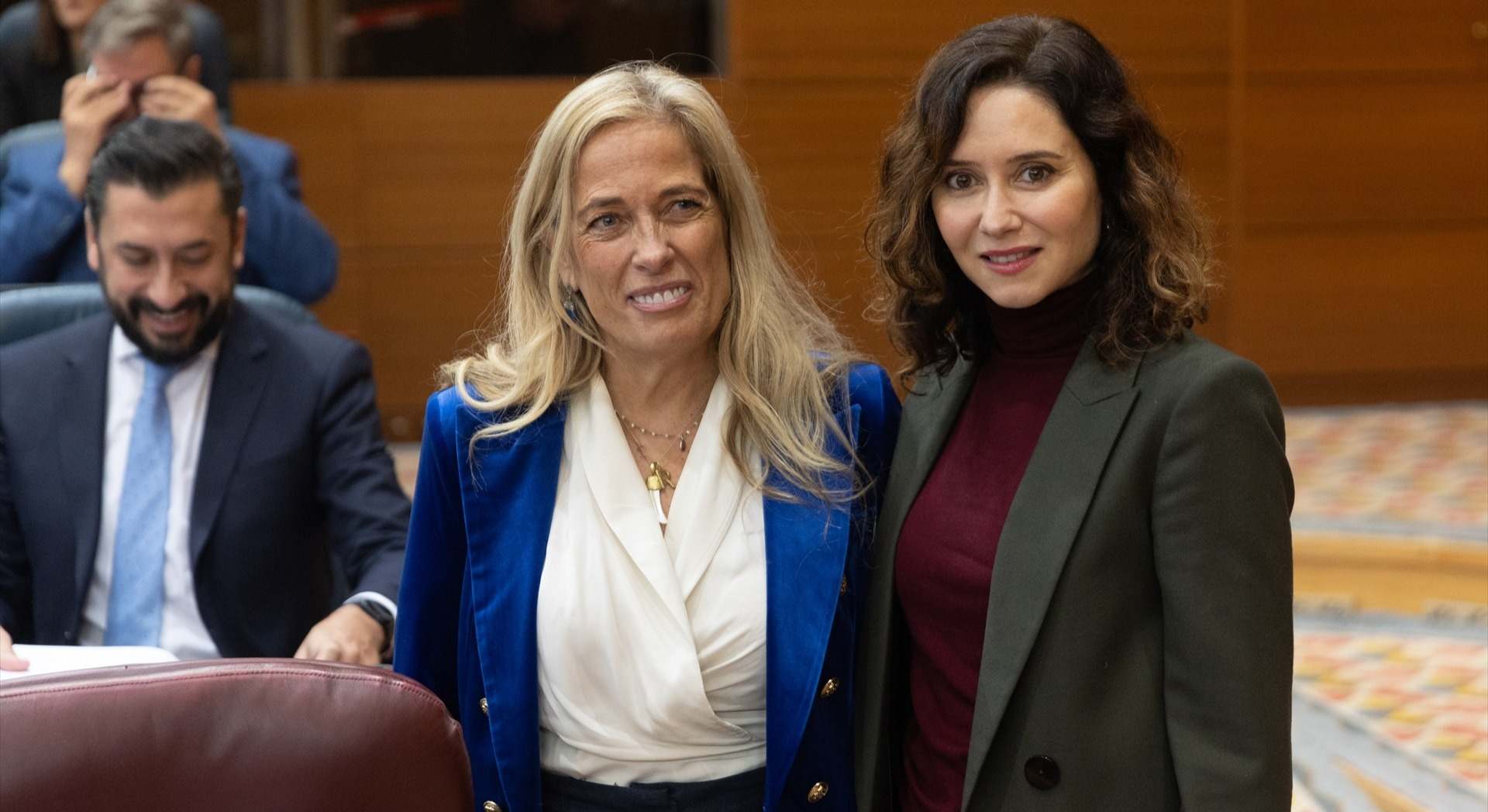 La consejera de Economía, Hacienda y Empleo, Rocío Albert, y la presidenta de la Comunidad de Madrid, Isabel Díaz Ayuso