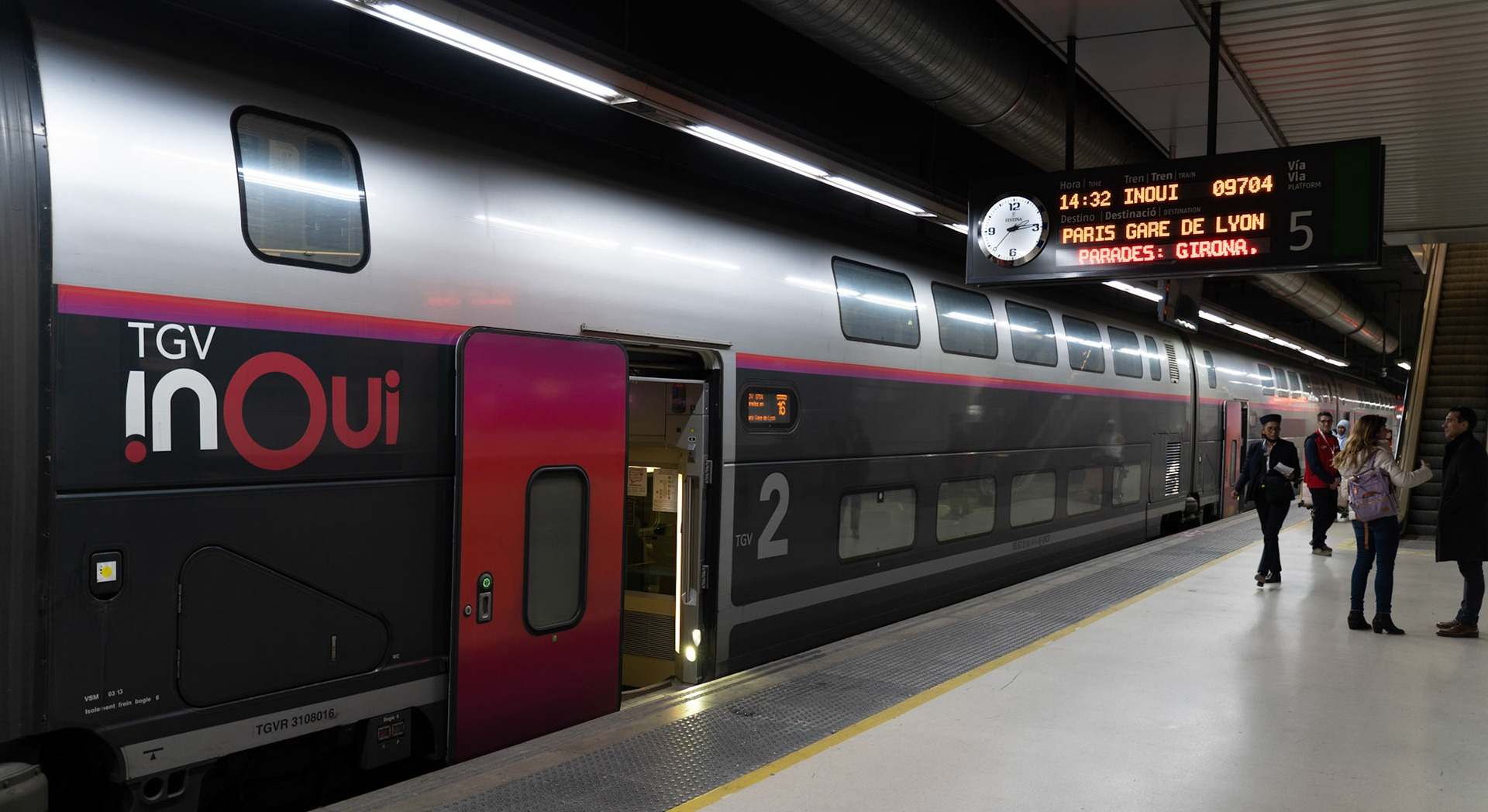 Tren TGV INOUI estacionado en Girona con destino a París